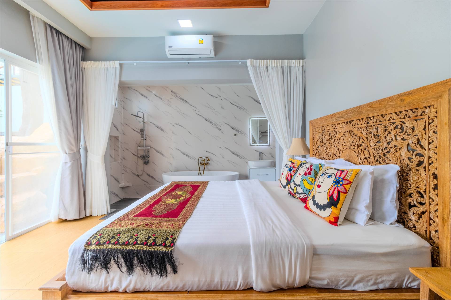 Bedroom with pool access for friends sharing