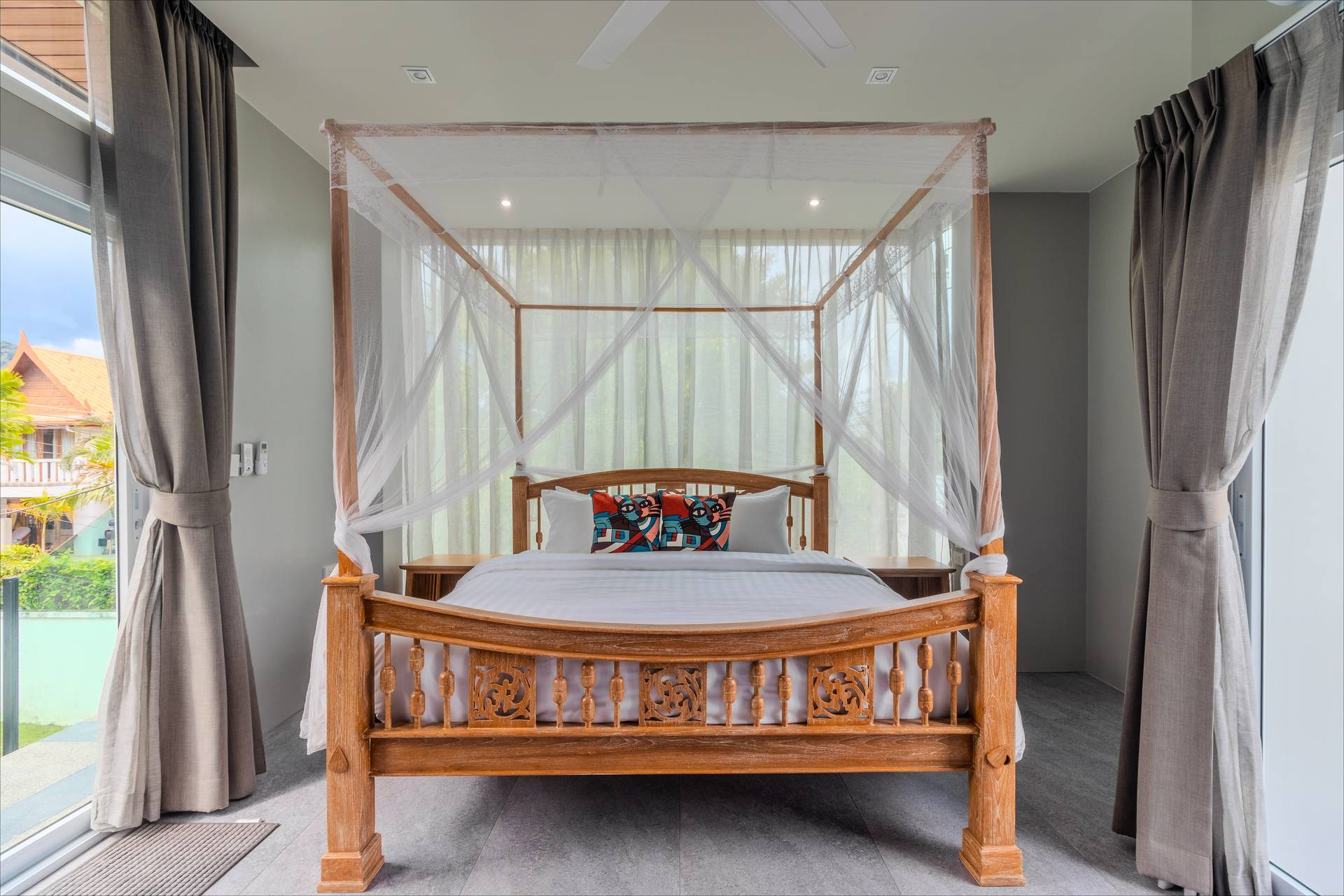 Guest bedroom with tropical decor